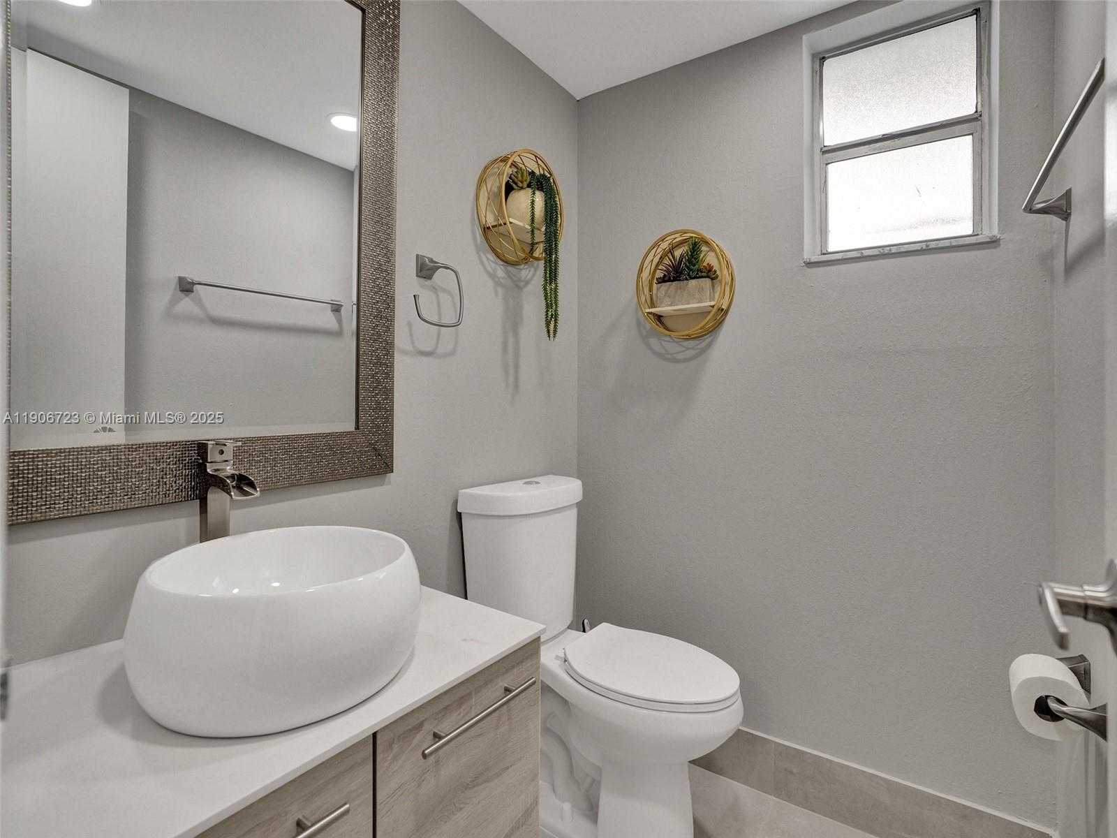 Small Image of 9375 FONTAINEBLEAU BLVD #L305, Miami Number 17