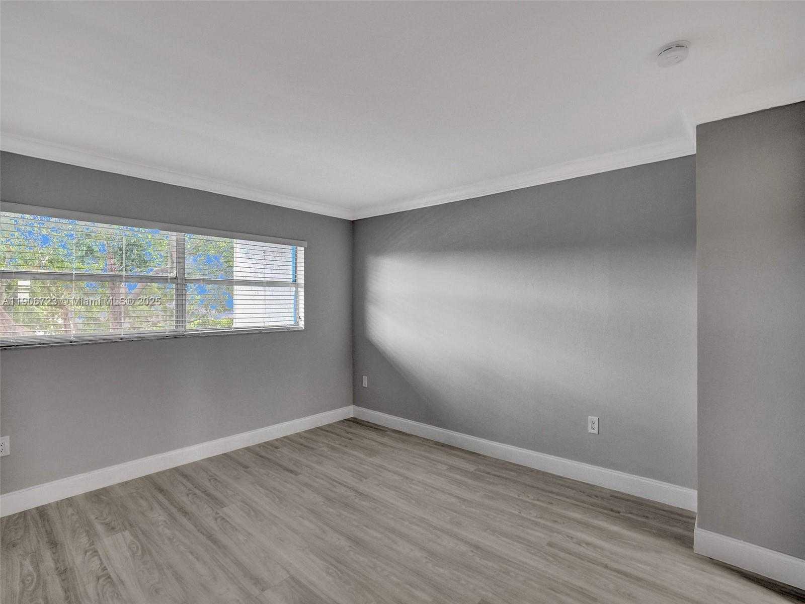 Small Image of 9375 FONTAINEBLEAU BLVD #L305, Miami Number 19