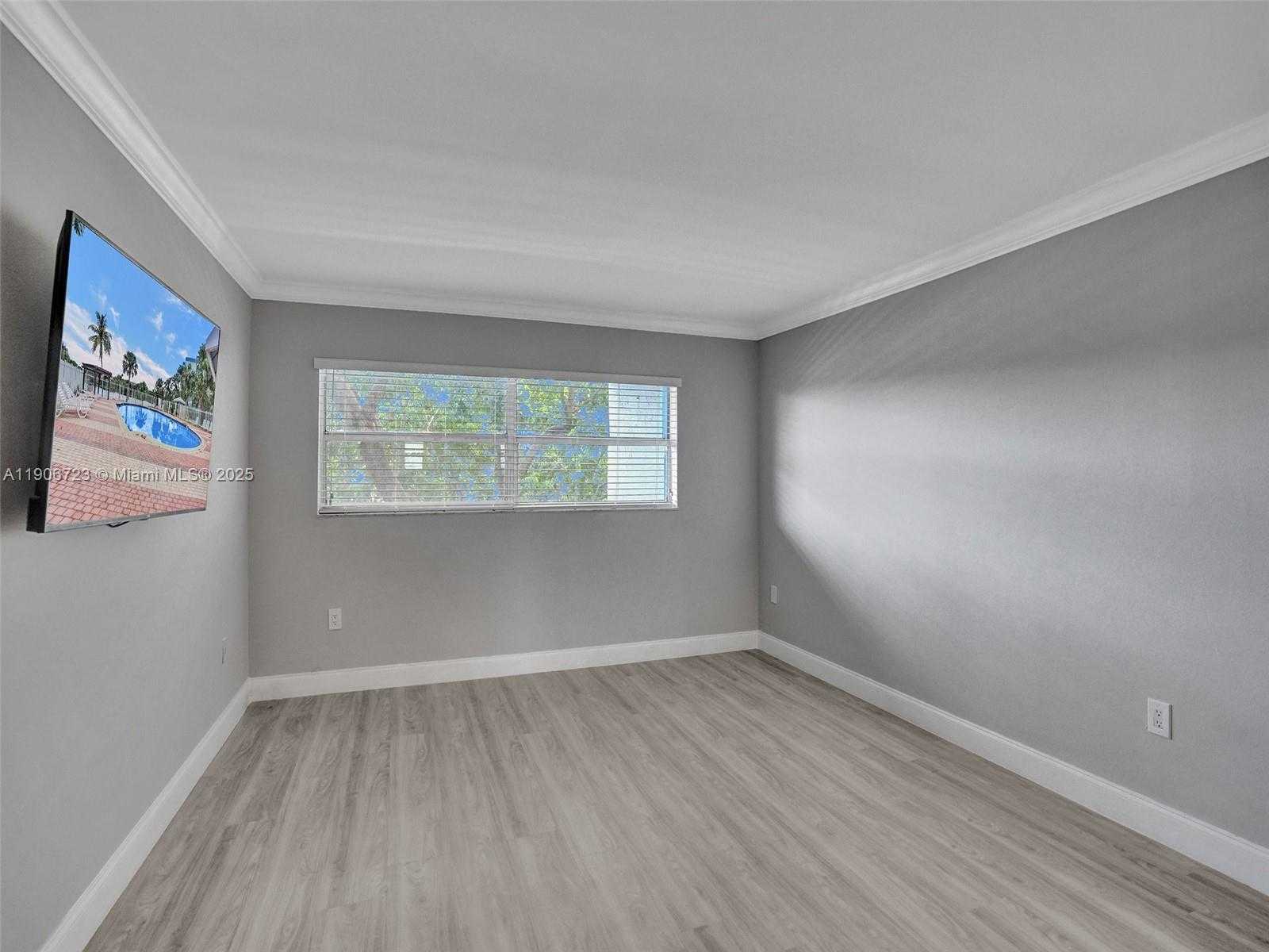 Small Image of 9375 FONTAINEBLEAU BLVD #L305, Miami Number 20