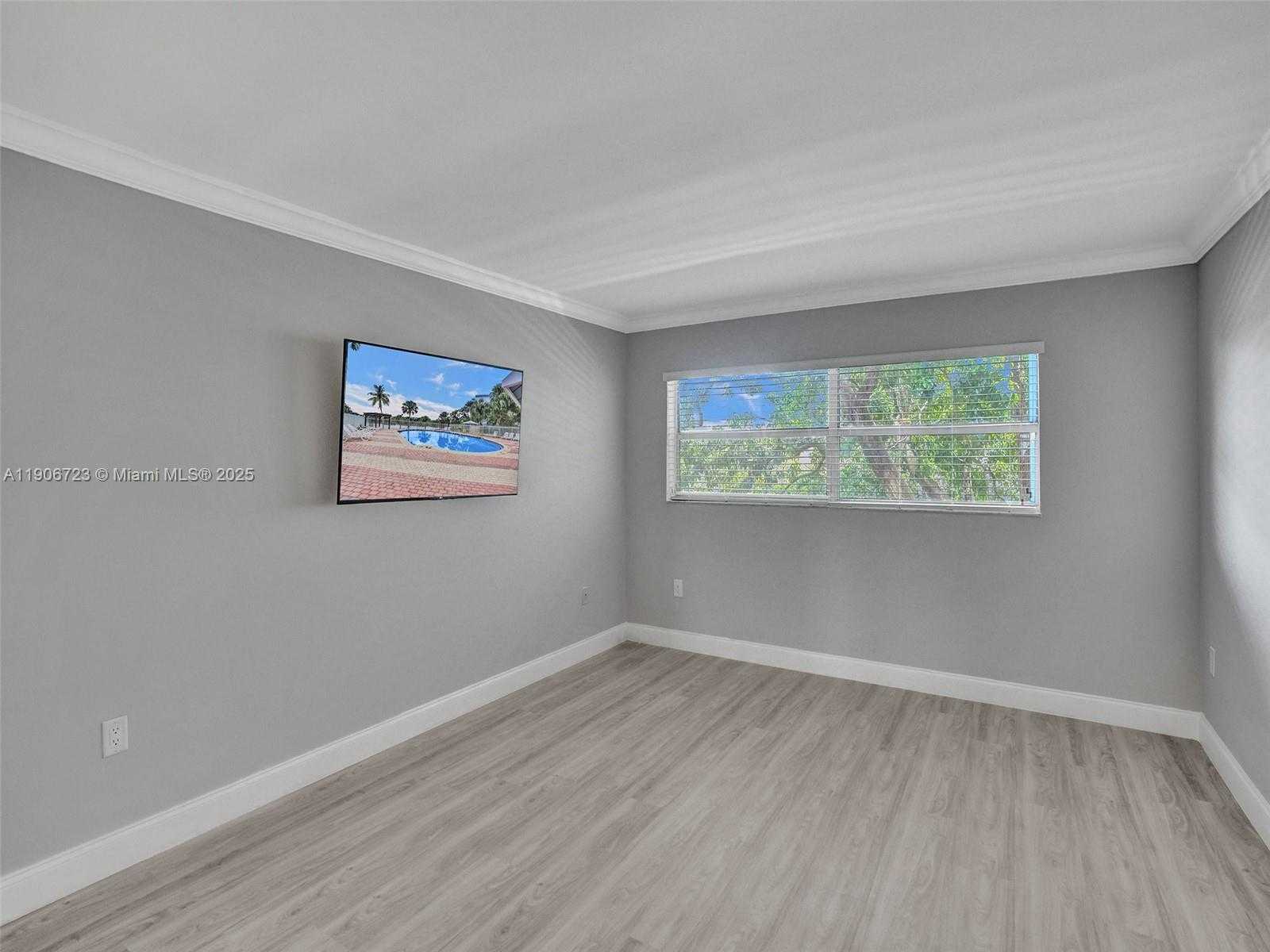 Small Image of 9375 FONTAINEBLEAU BLVD #L305, Miami Number 23