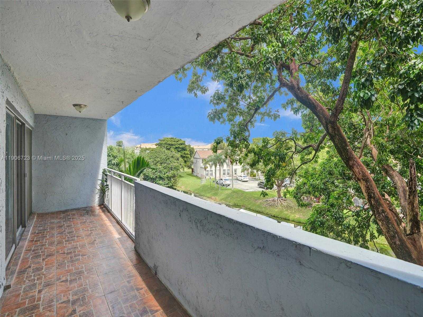 Small Image of 9375 FONTAINEBLEAU BLVD #L305, Miami Number 31