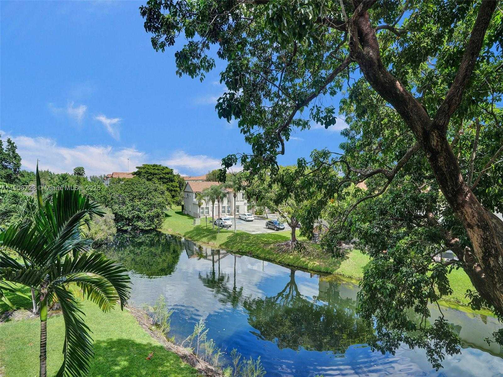 Small Image of 9375 FONTAINEBLEAU BLVD #L305, Miami Number 37