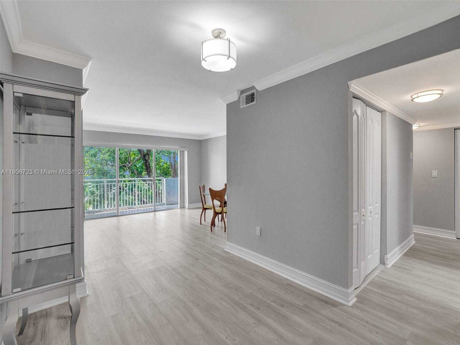 Small Image of 9375 FONTAINEBLEAU BLVD #L305, Miami Number 4