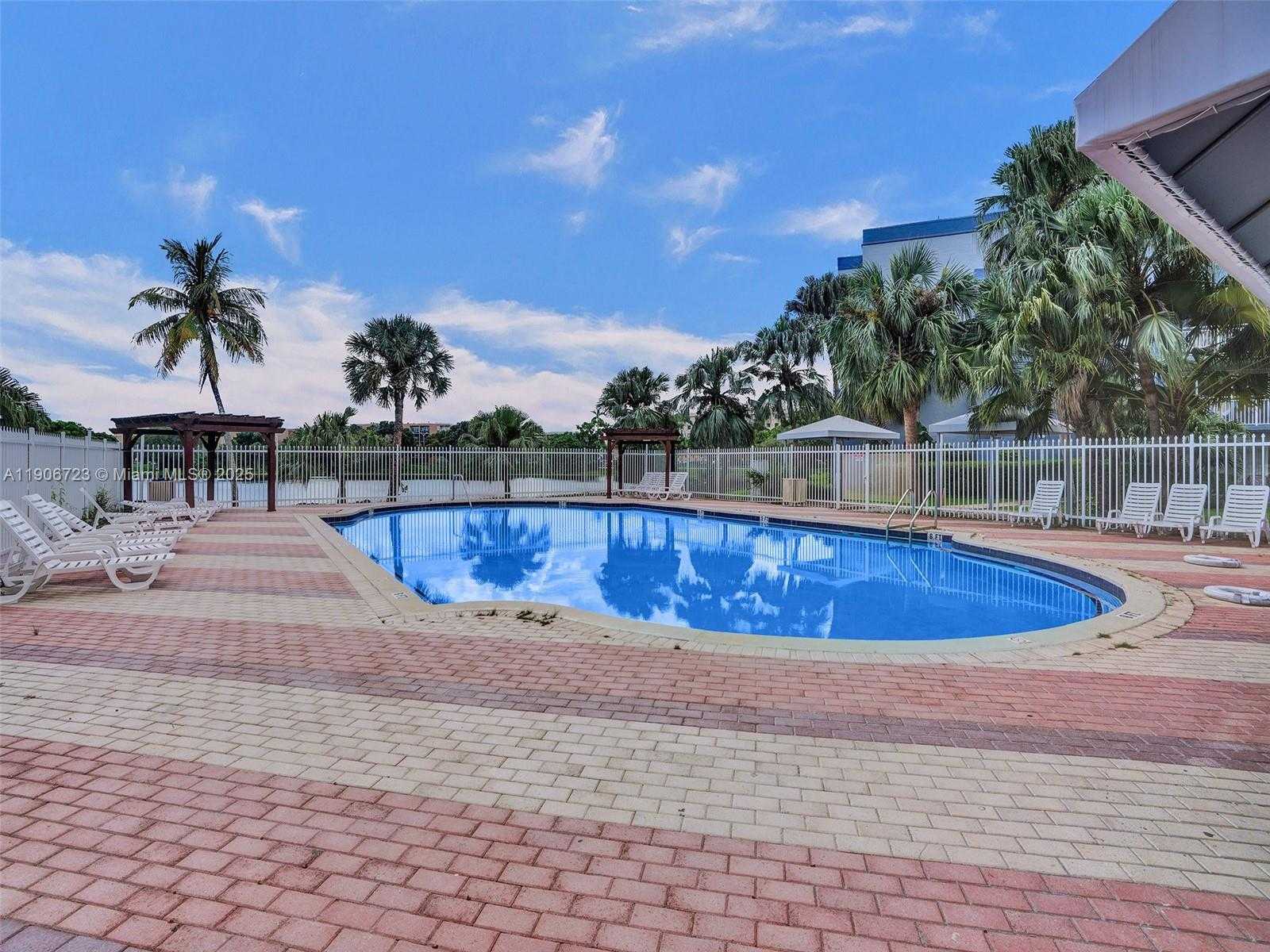 Small Image of 9375 FONTAINEBLEAU BLVD #L305, Miami Number 40