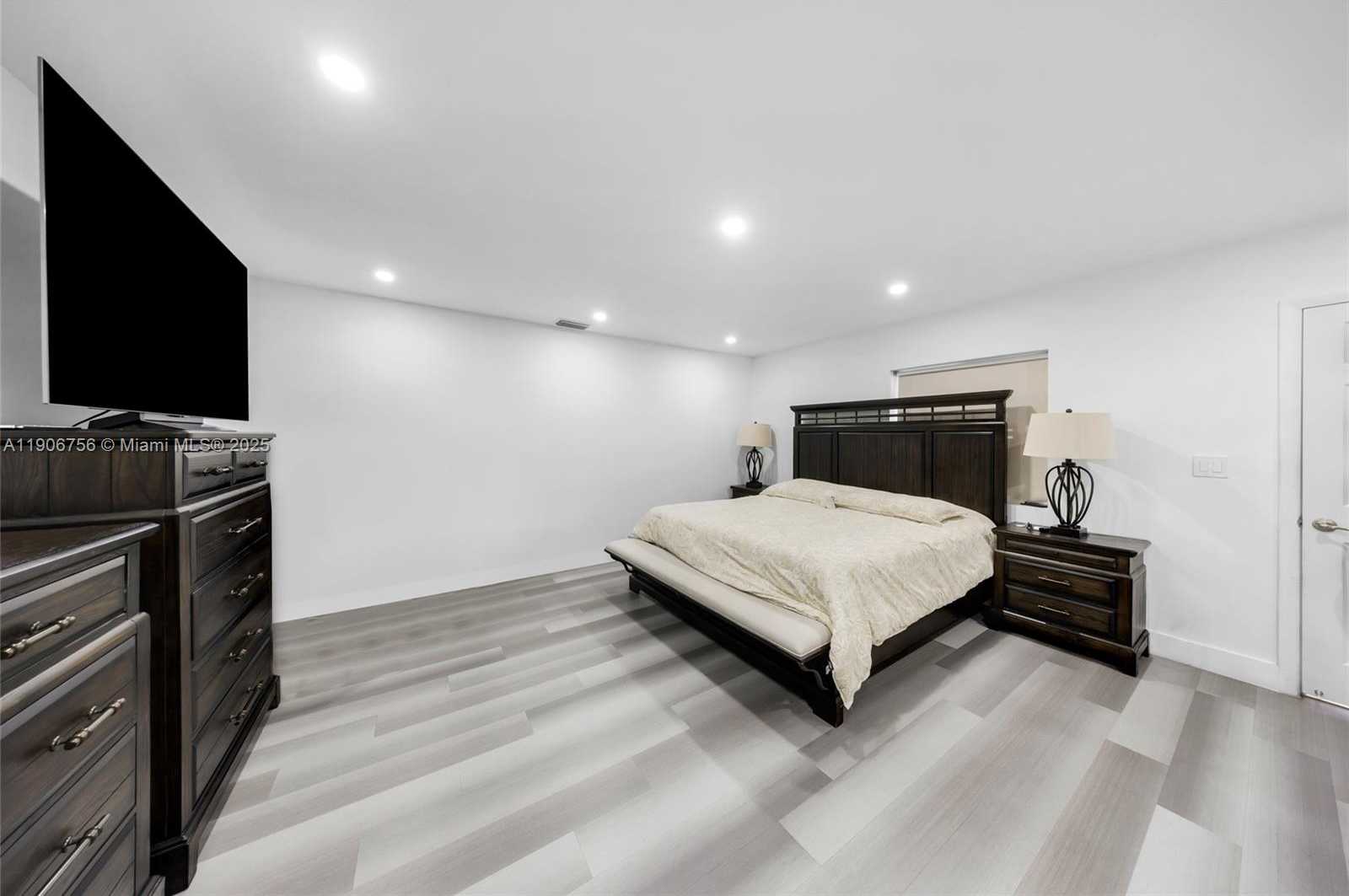 Small Image of 490 WEST 33RD PL, Hialeah Number 15