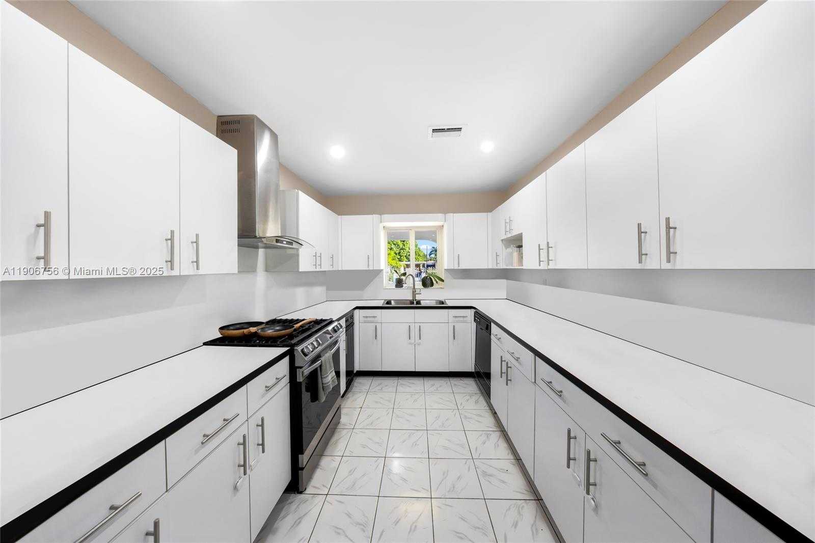 Small Image of 490 WEST 33RD PL, Hialeah Number 7