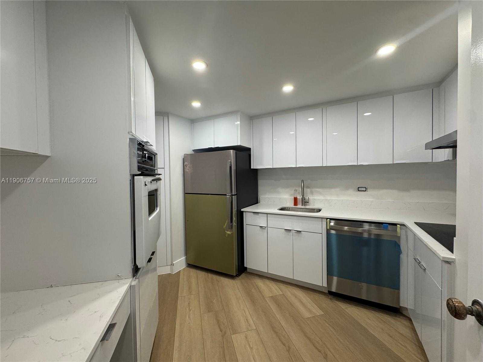 Small Image of 825 BRICKELL BAY DR #1548, Miami Number 2
