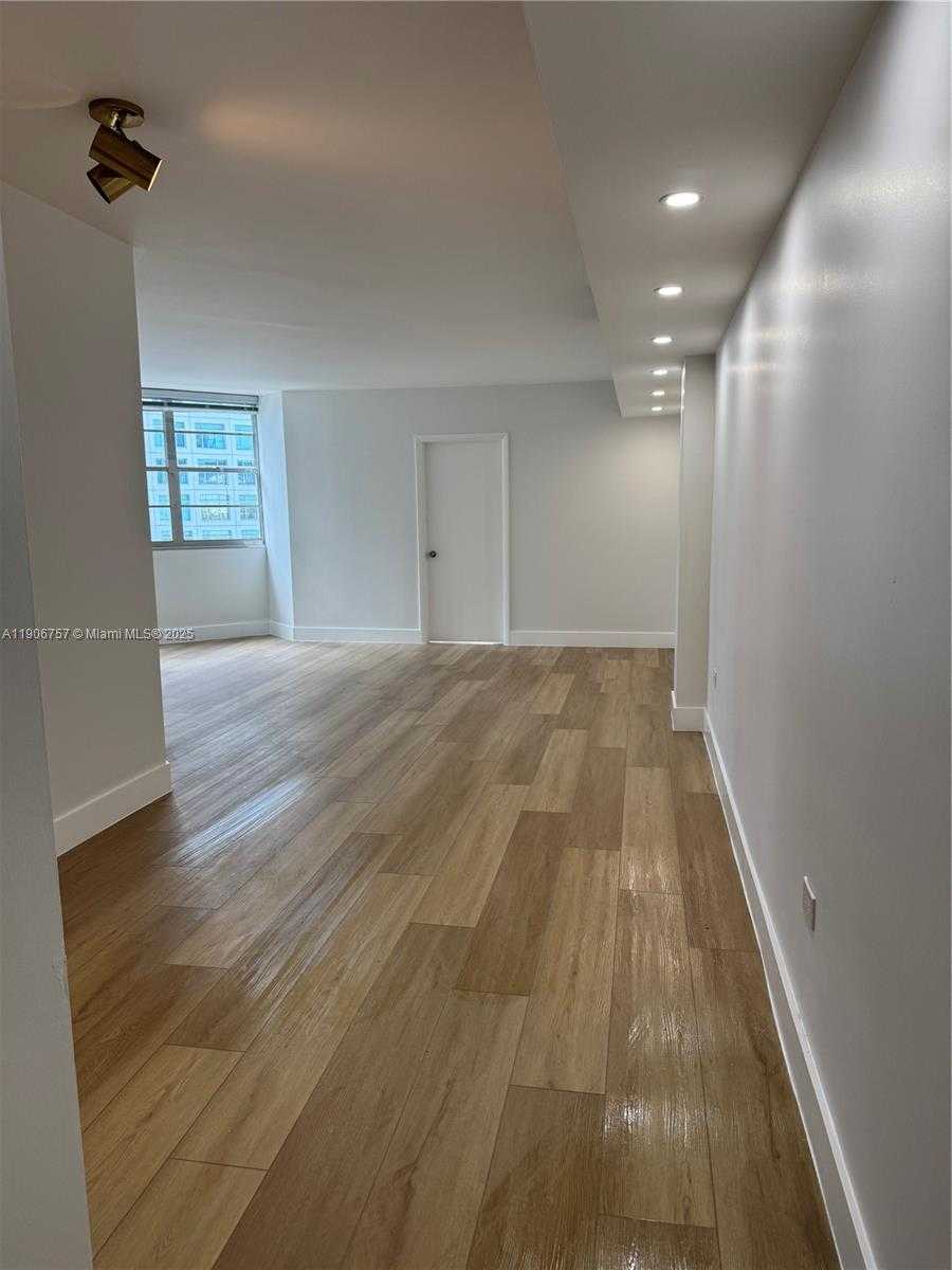 Small Image of 825 BRICKELL BAY DR #1548, Miami Number 4