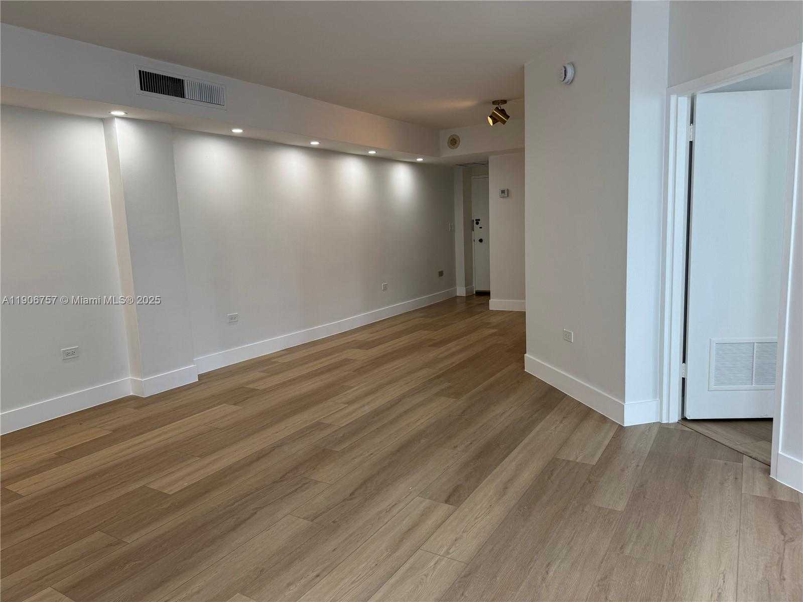 Small Image of 825 BRICKELL BAY DR #1548, Miami Number 5