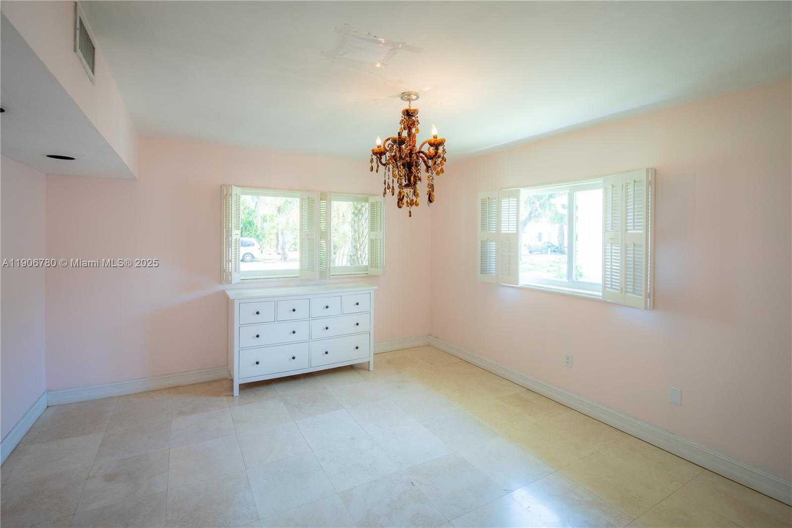 Small Image of 928 ESCOBAR AVE, Coral Gables Number 23