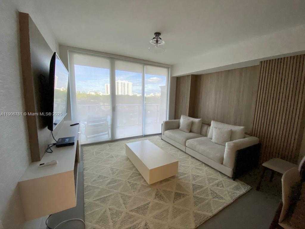 Small Image of 16385 BISCAYNE BLVD #304, North Miami Beach Number 1