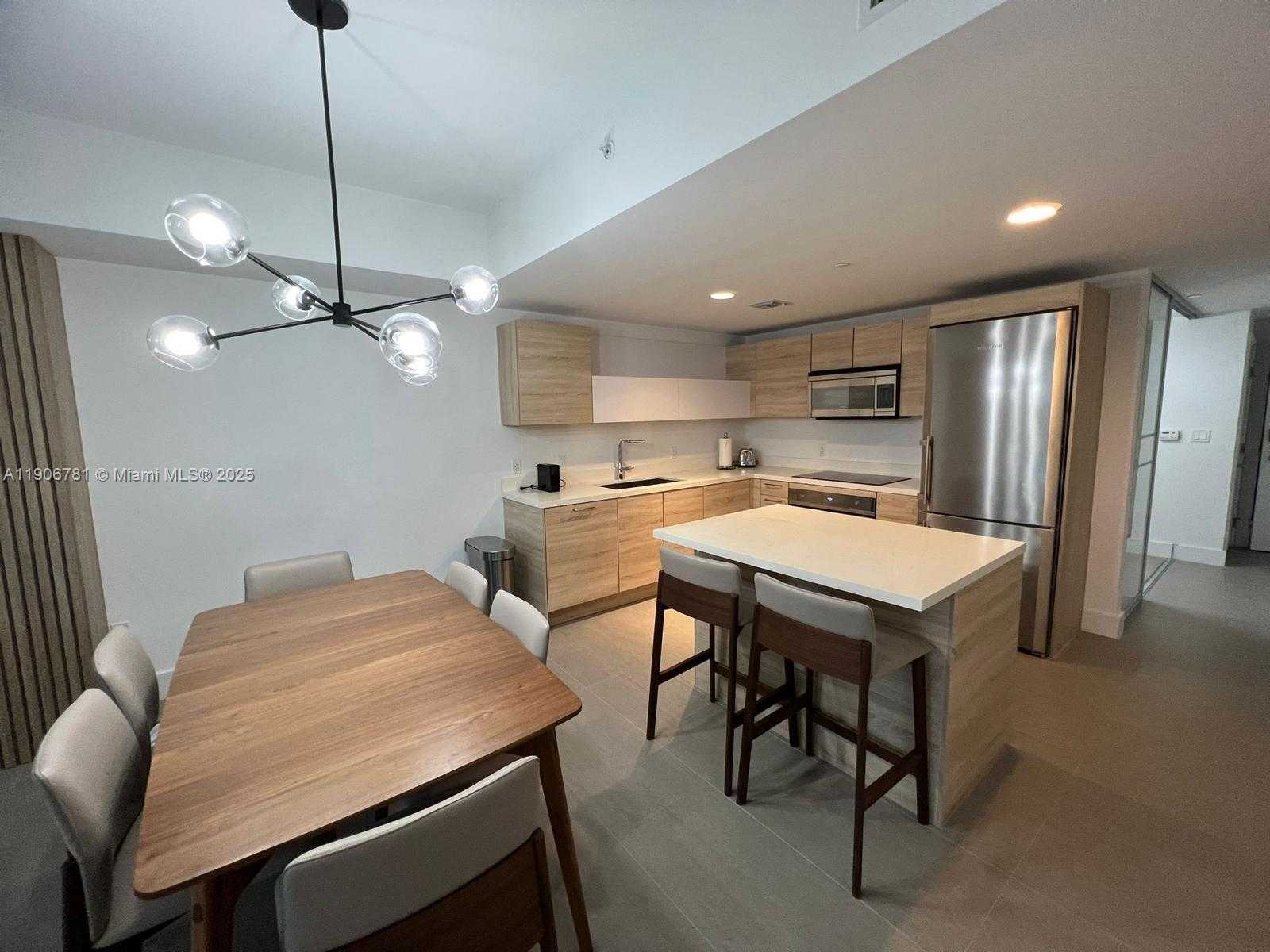 Small Image of 16385 BISCAYNE BLVD #304, North Miami Beach Number 2