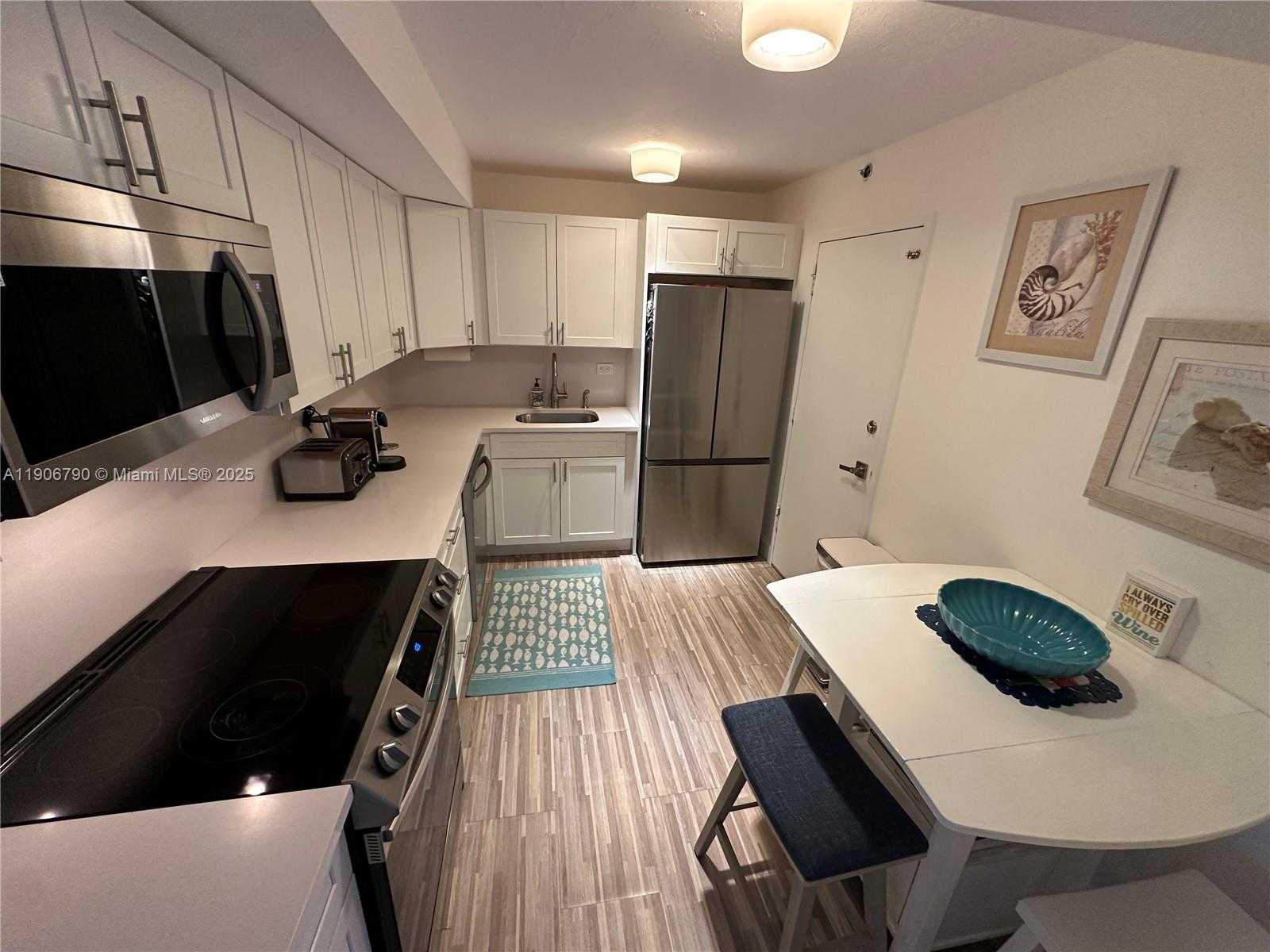 Small Image of 6039 COLLINS AVE #1529, Miami Beach Number 3