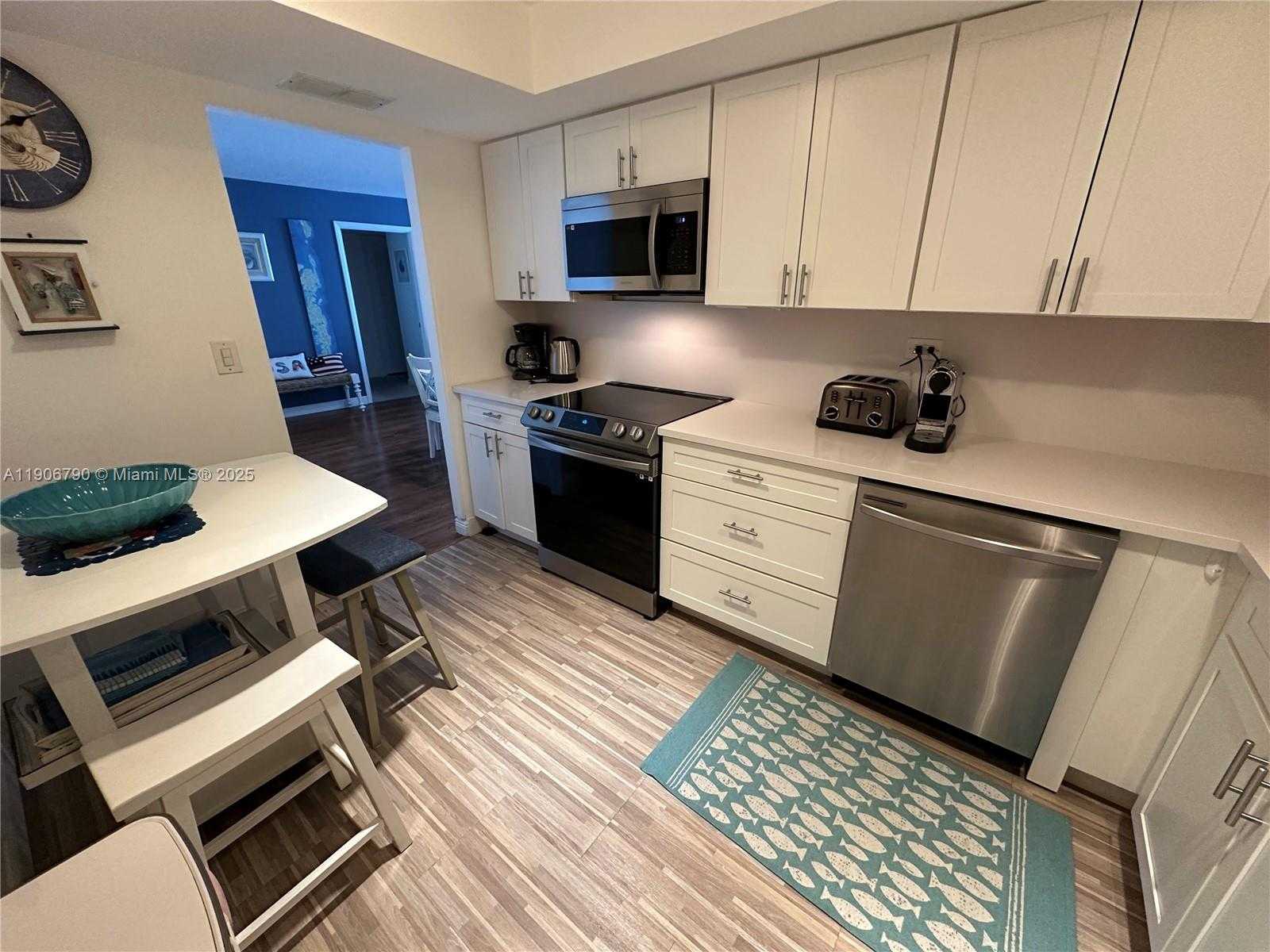 Small Image of 6039 COLLINS AVE #1529, Miami Beach Number 4