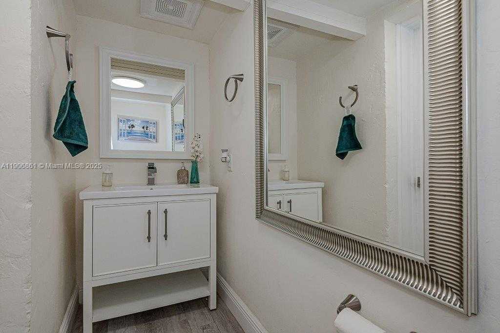 Small Image of 245 189TH TER, Sunny Isles Beach Number 5