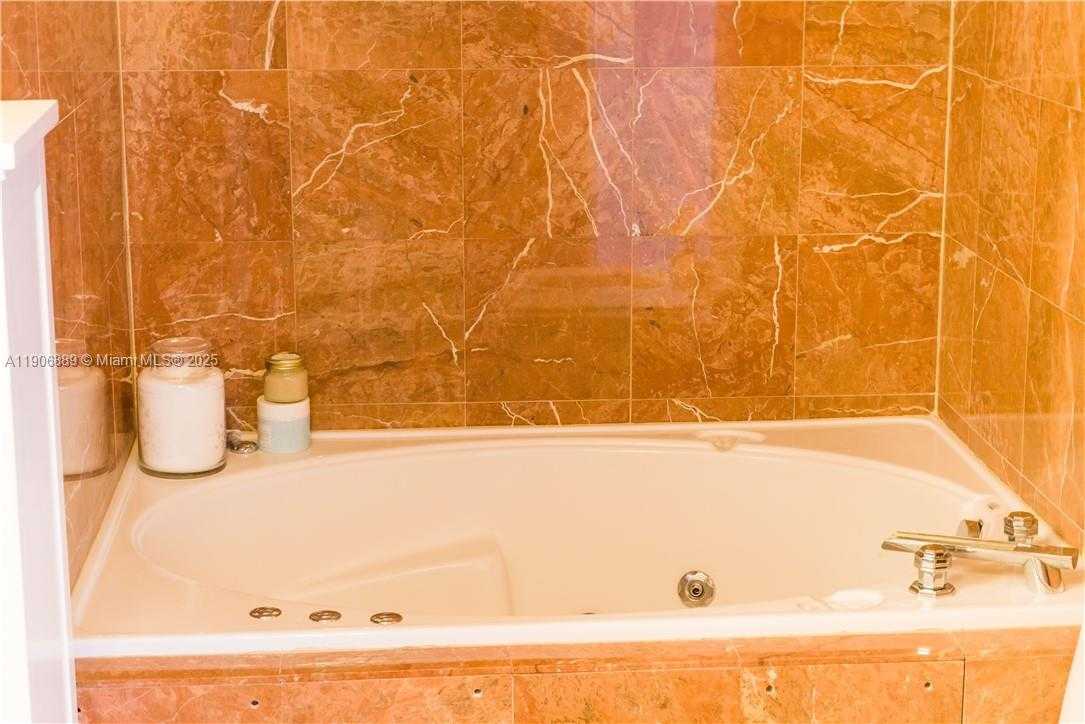 Small Image of 6301 COLLINS AVE #2401, Miami Beach Number 32