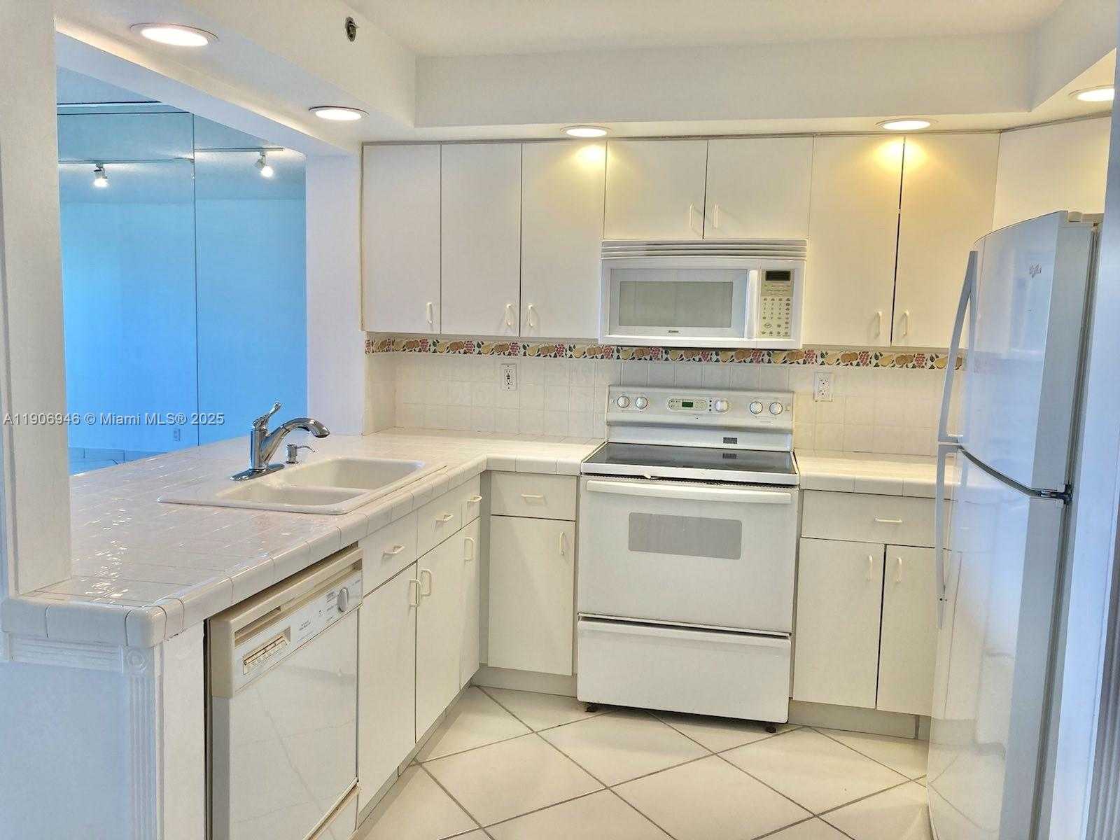 Small Image of 2555 COLLINS AVE #1707, Miami Beach Number 5