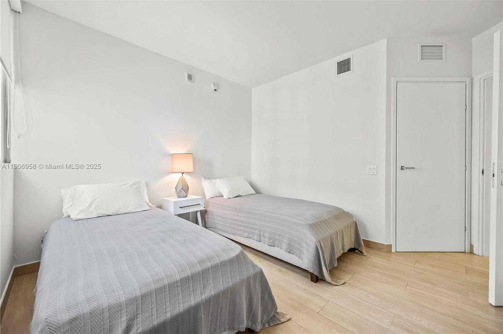 Small Image of 1300 BRICKELL BAY DR #1603, Miami Number 11