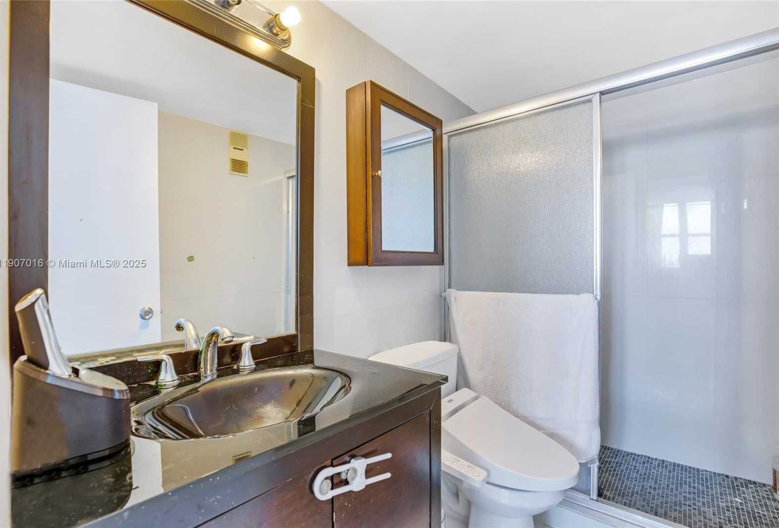 Small Image of 770 CLAUGHTON ISLAND DR #915, Miami Number 9