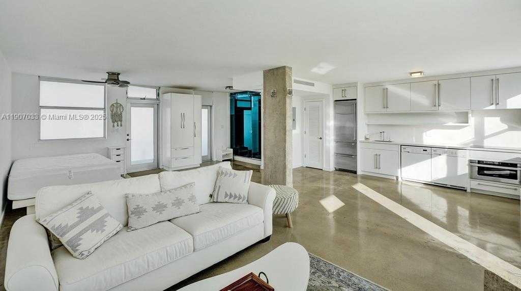 Small Image of 301 OCEAN DR #402, Miami Beach Number 3