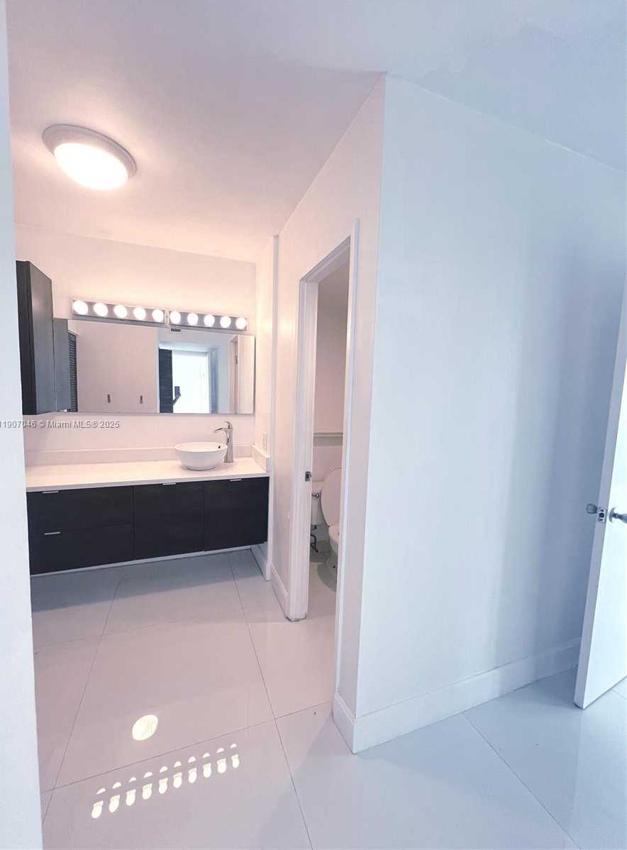 Small Image of 3731 NORTH COUNTRY CLUB DR #622, Aventura Number 4