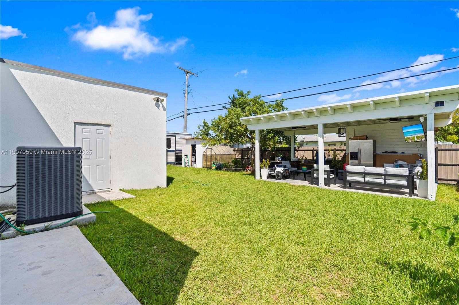 Small Image of 10925 SOUTH WEST 218TH TER, Miami Number 24