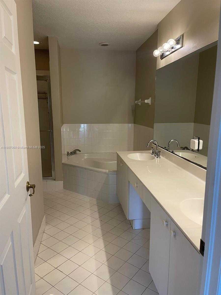 Small Image of 5641 NORTH WEST 112TH CT, Doral Number 7
