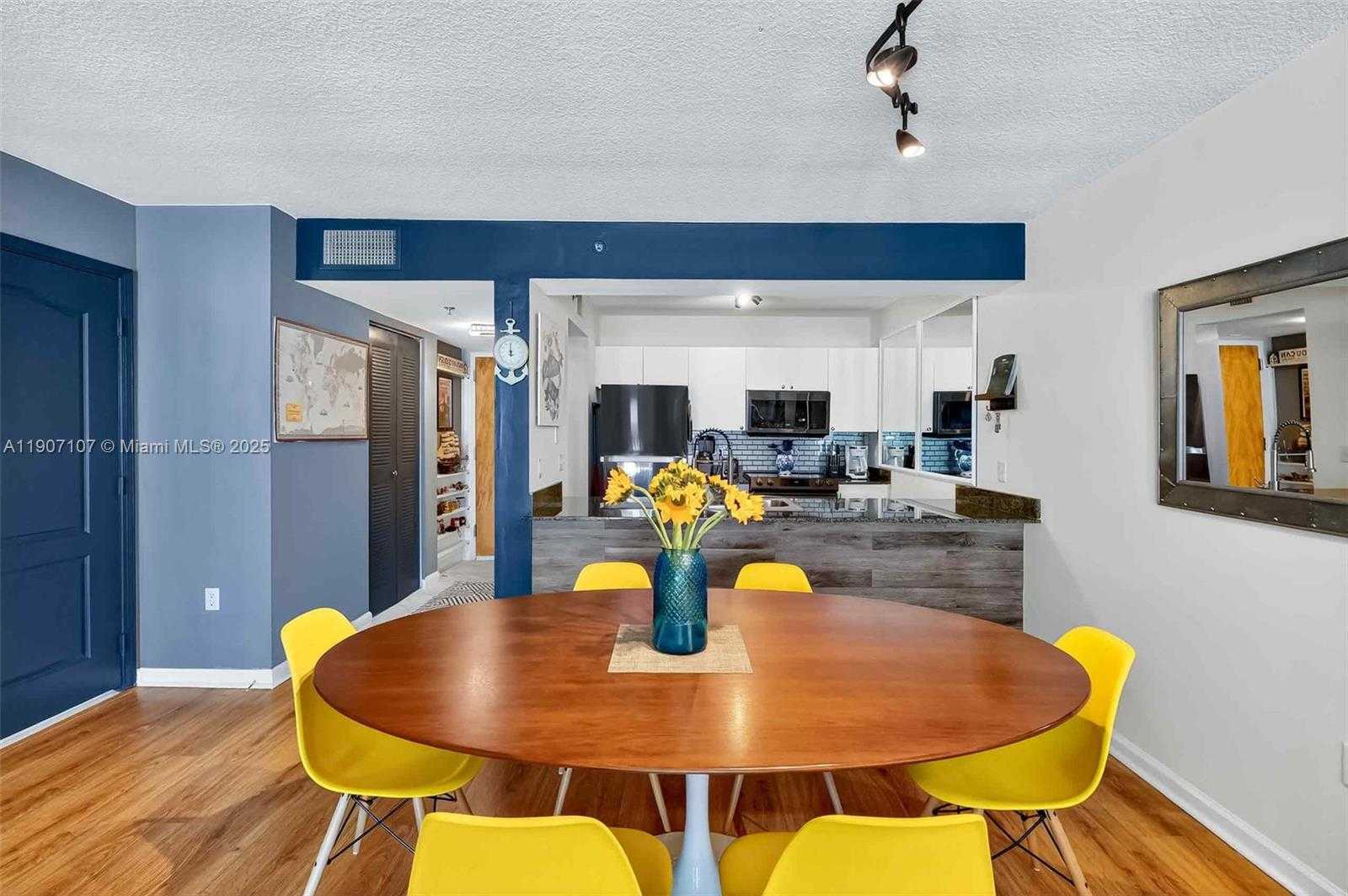 Small Image of 1200 BRICKELL BAY DR #3914, Miami Number 1