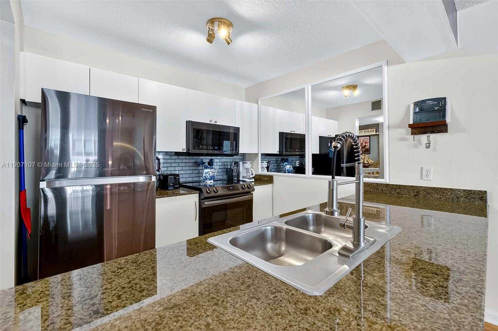 Small Image of 1200 BRICKELL BAY DR #3914, Miami Number 6