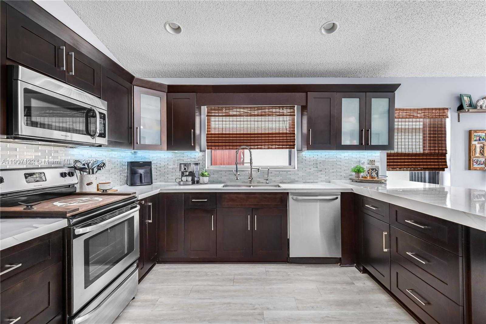 Small Image of 19146 NORTH WEST 24TH PL, Pembroke Pines Number 14