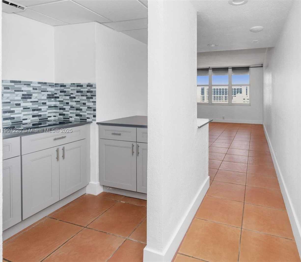 Small Image of 4747 COLLINS AVE #PH04, Miami Beach Number 3