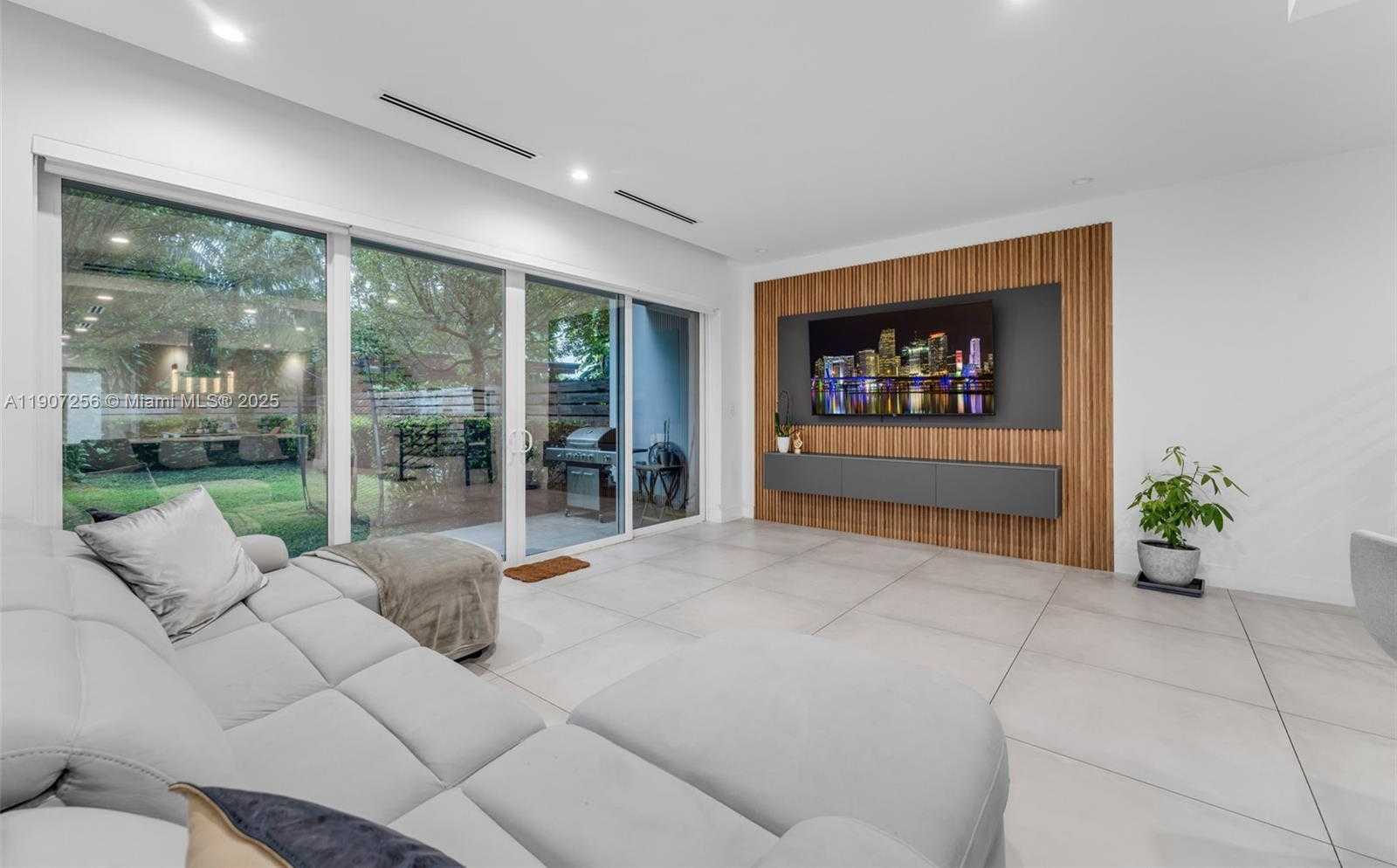 Small Image of 3048 SOUTH WEST 18TH ST #3048, Miami Number 11