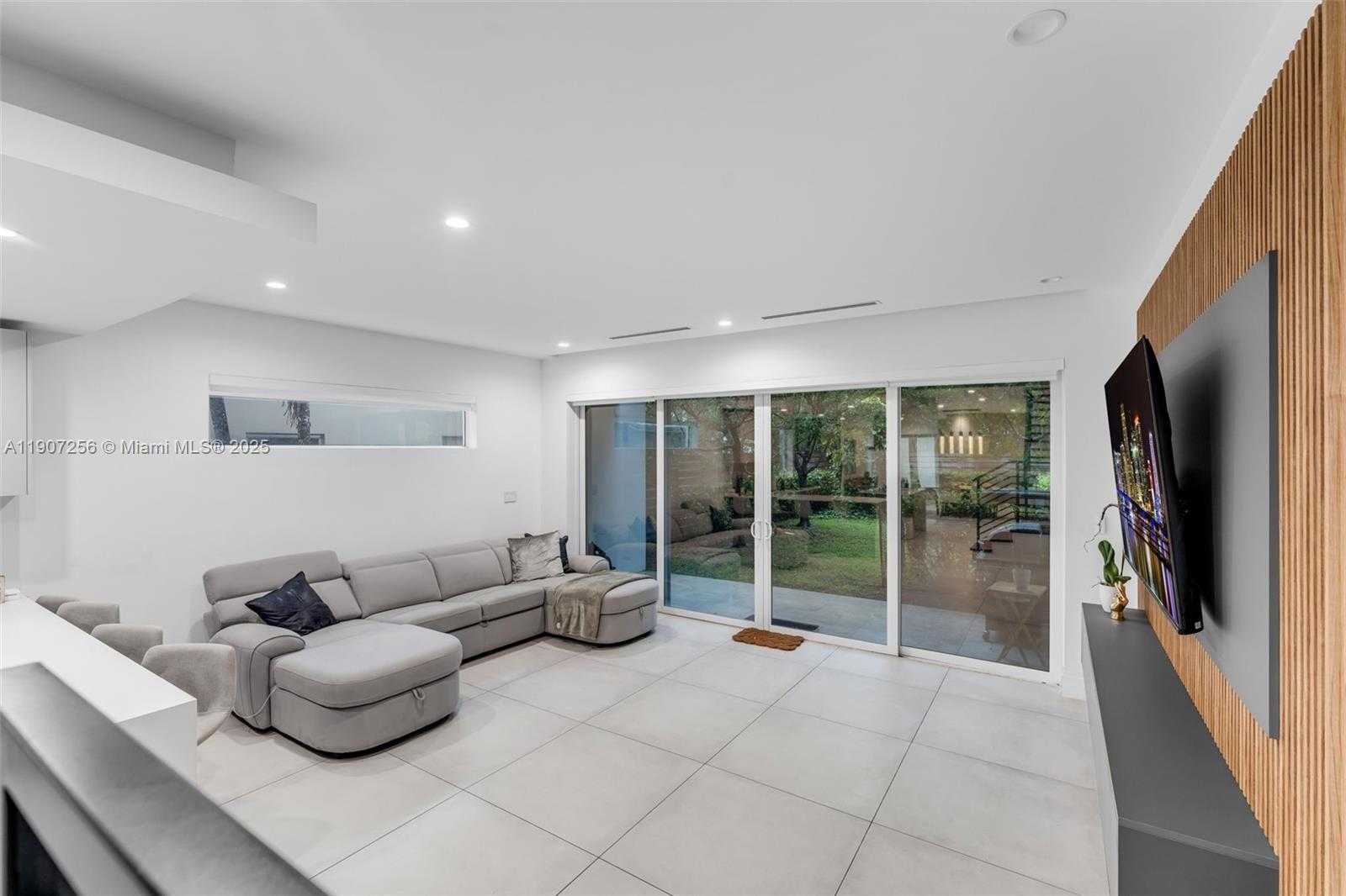 Small Image of 3048 SOUTH WEST 18TH ST #3048, Miami Number 12