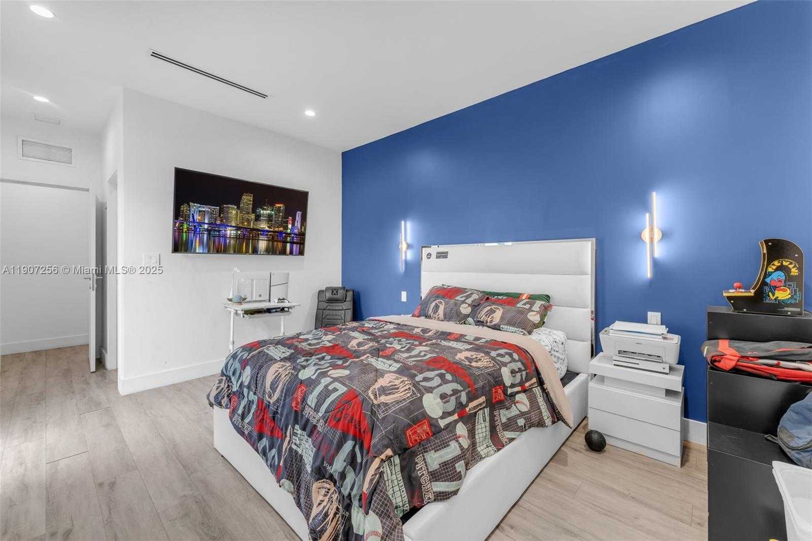 Small Image of 3048 SOUTH WEST 18TH ST #3048, Miami Number 24