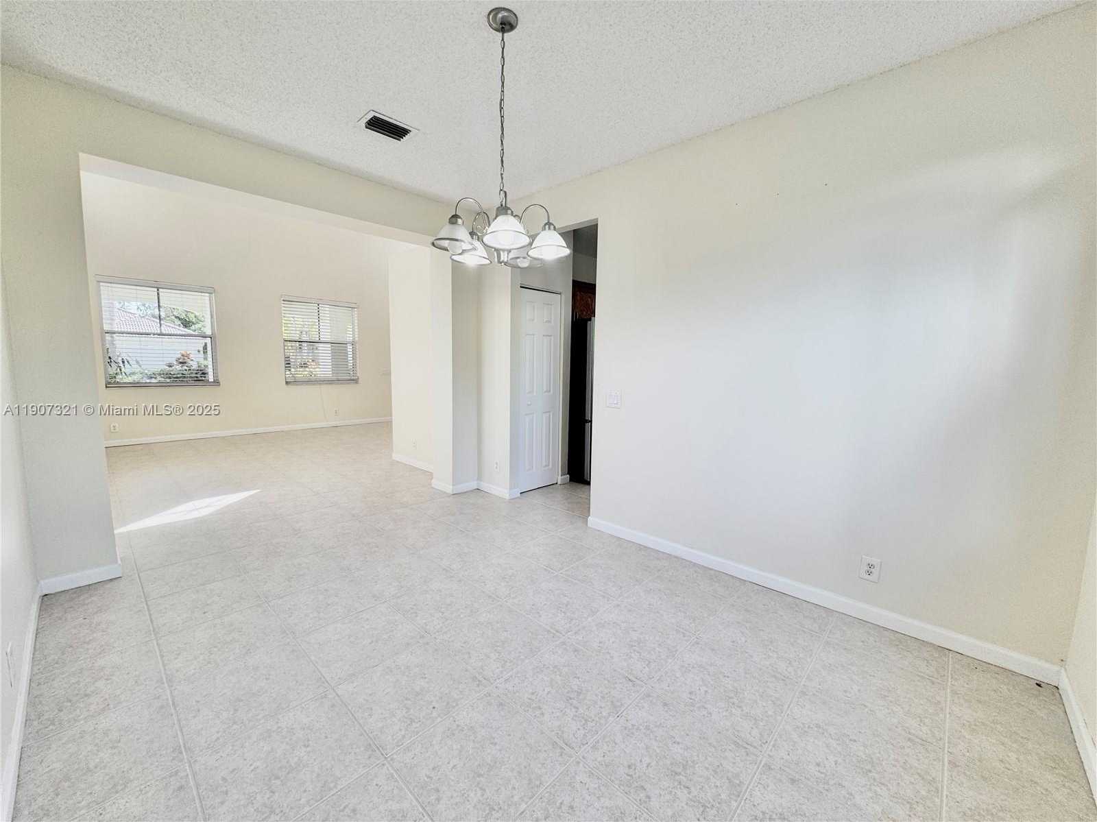Small Image of 4383 LAUREL RIDGE CIR, Weston Number 10