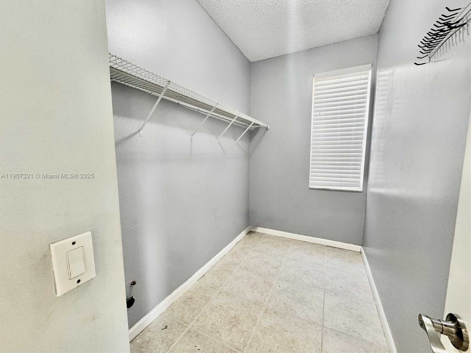 Small Image of 4383 LAUREL RIDGE CIR, Weston Number 12