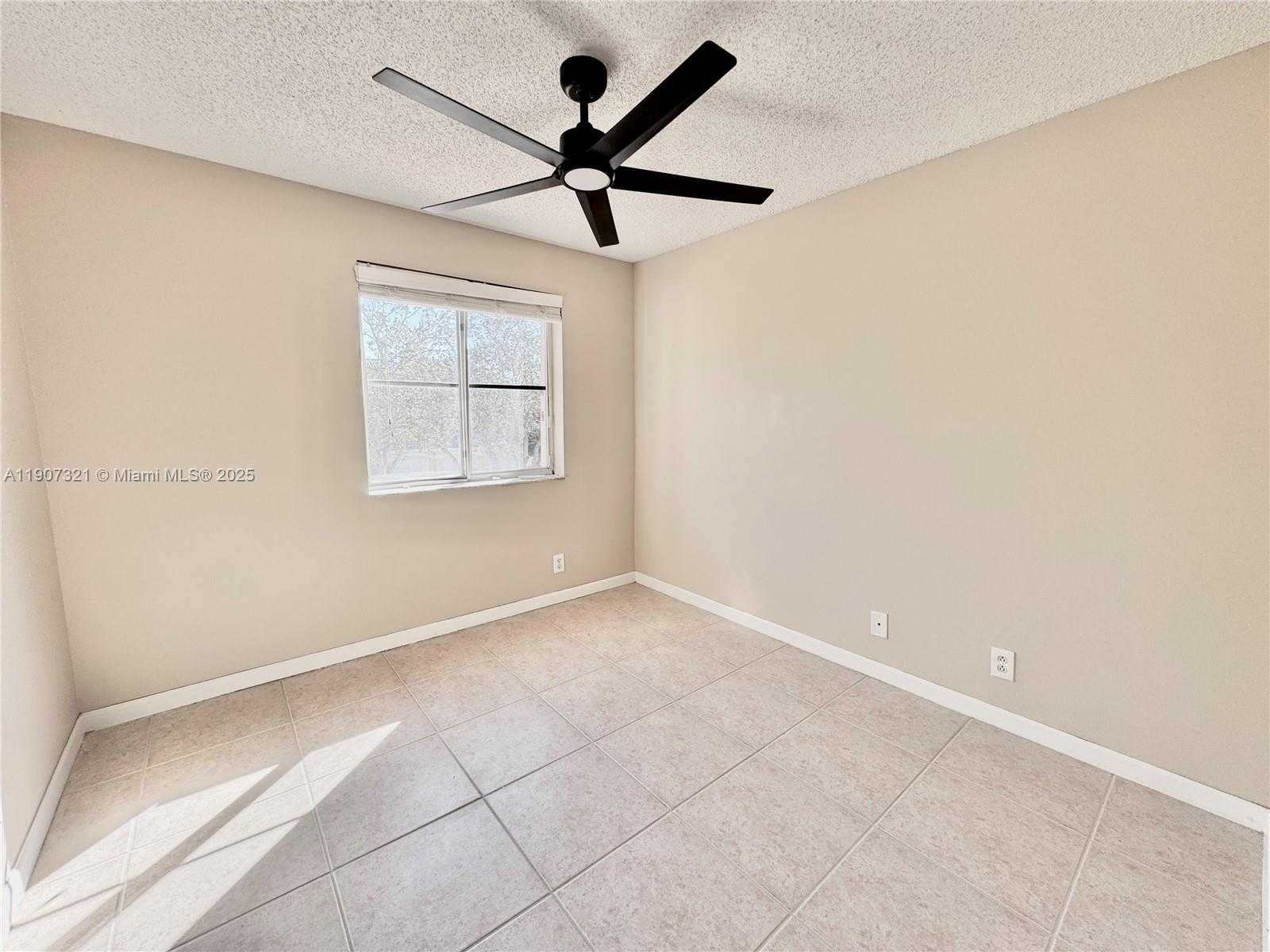 Small Image of 4383 LAUREL RIDGE CIR, Weston Number 16