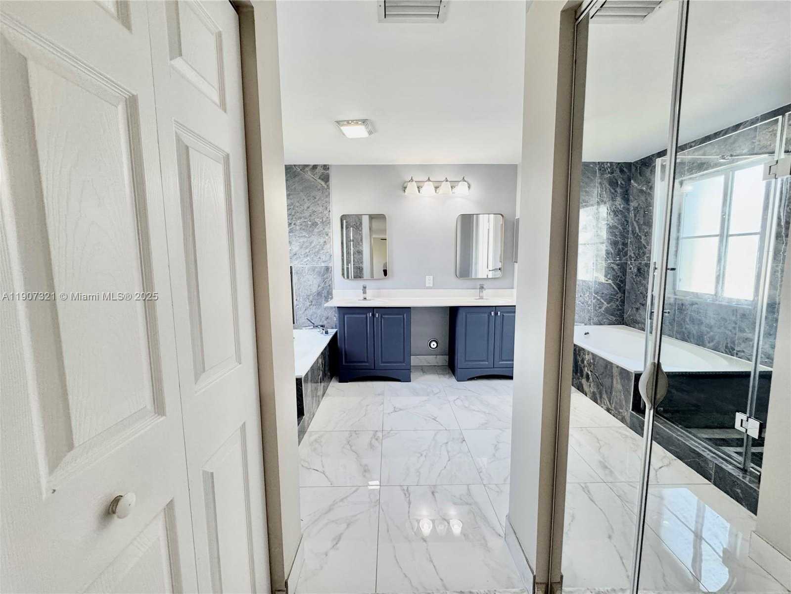 Small Image of 4383 LAUREL RIDGE CIR, Weston Number 20