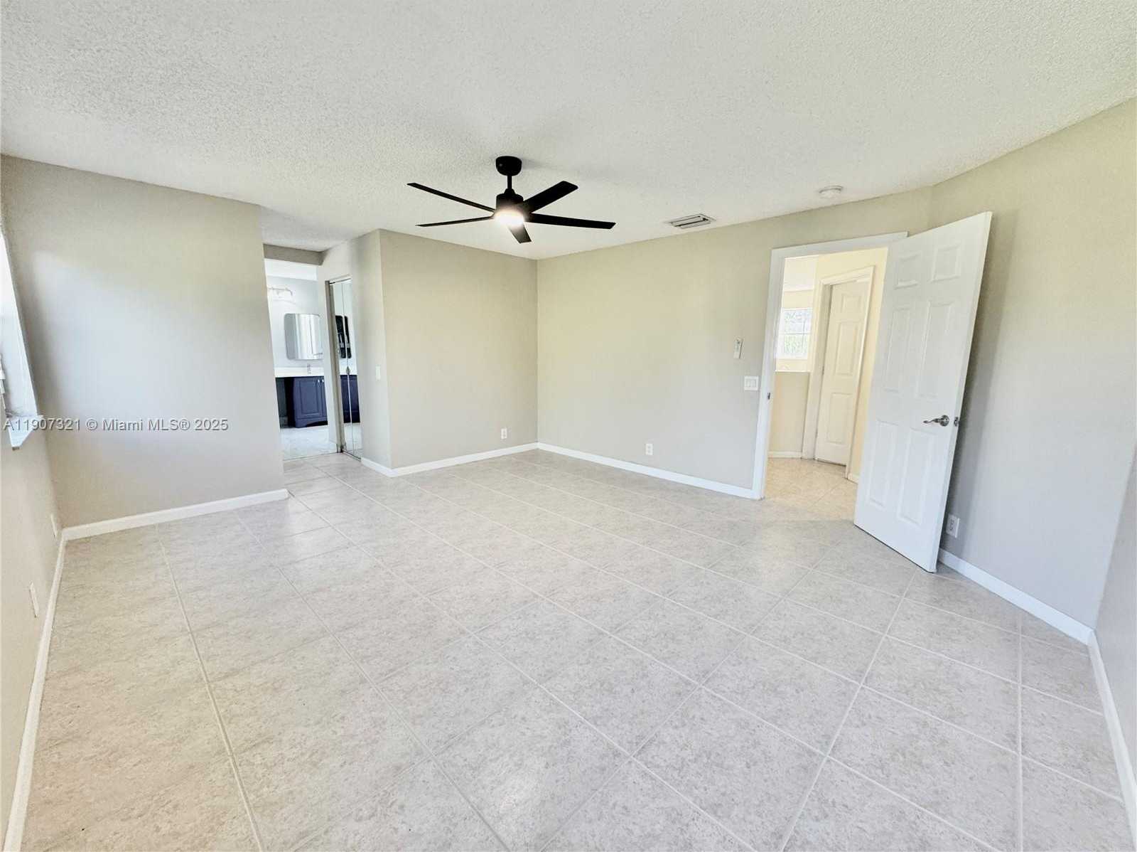 Small Image of 4383 LAUREL RIDGE CIR, Weston Number 24