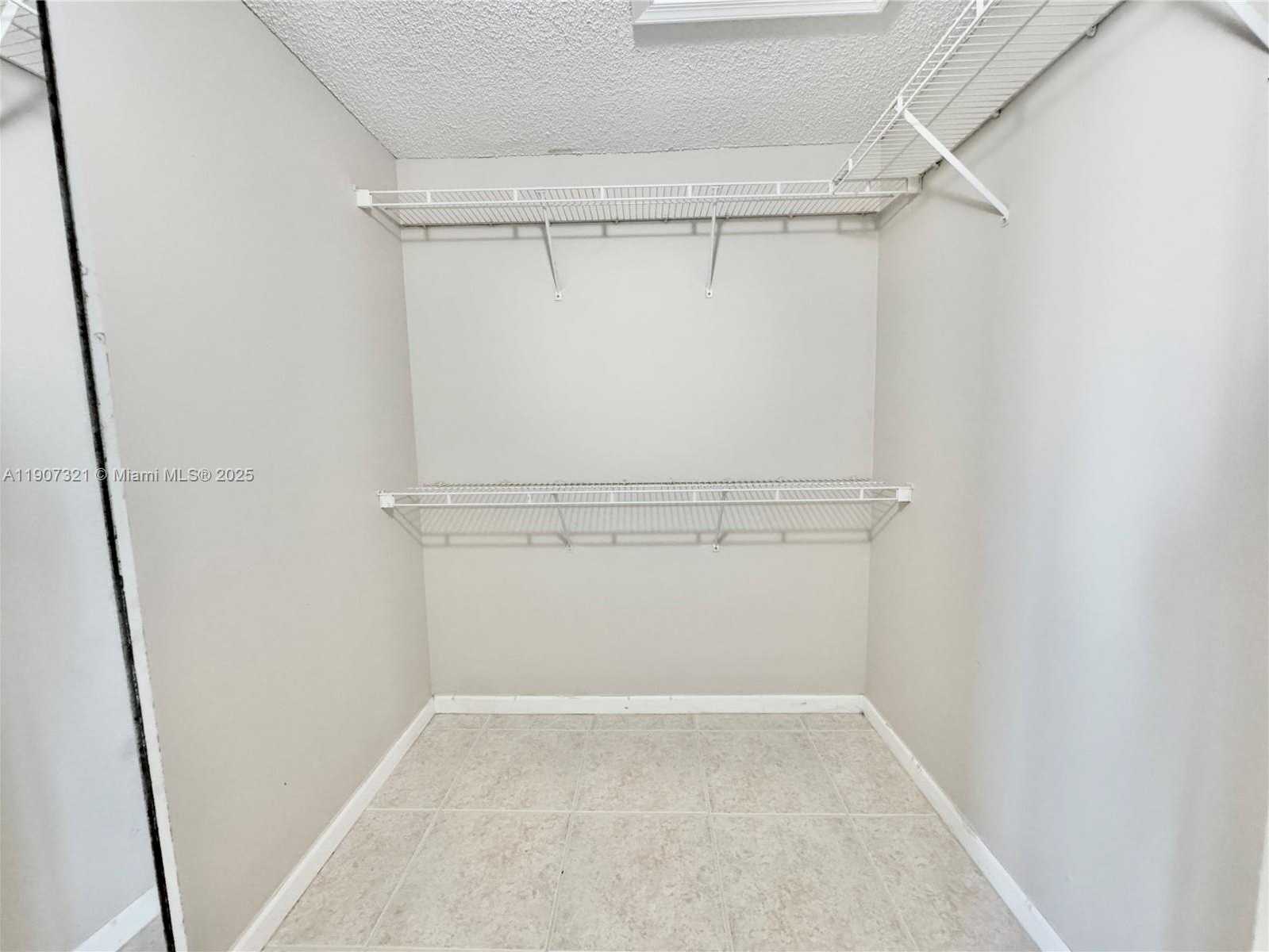 Small Image of 4383 LAUREL RIDGE CIR, Weston Number 25