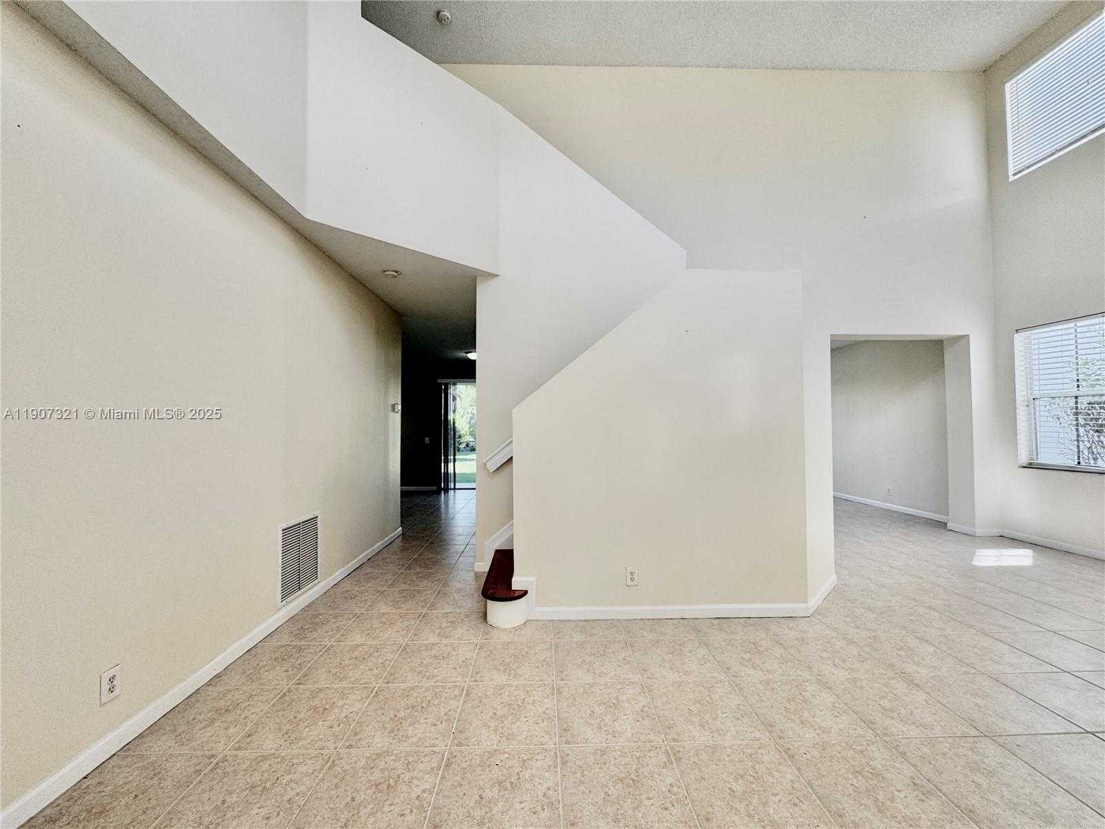 Small Image of 4383 LAUREL RIDGE CIR, Weston Number 3