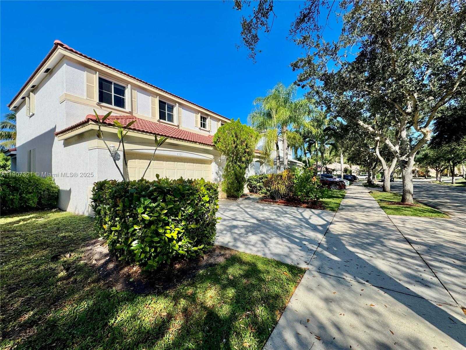 Small Image of 4383 LAUREL RIDGE CIR, Weston Number 30