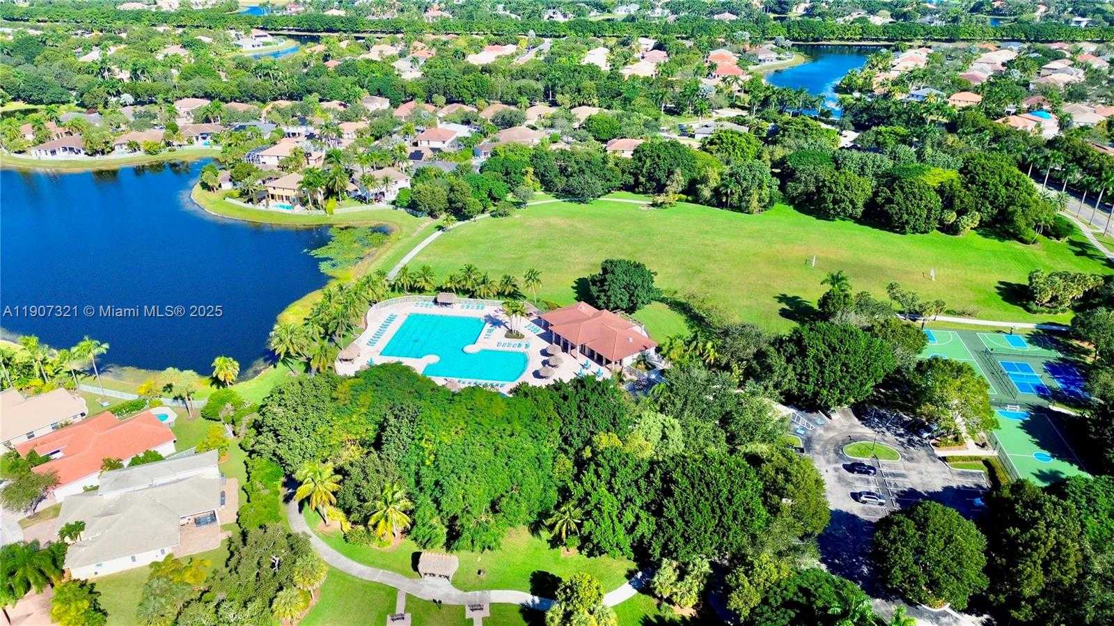 Small Image of 4383 LAUREL RIDGE CIR, Weston Number 36