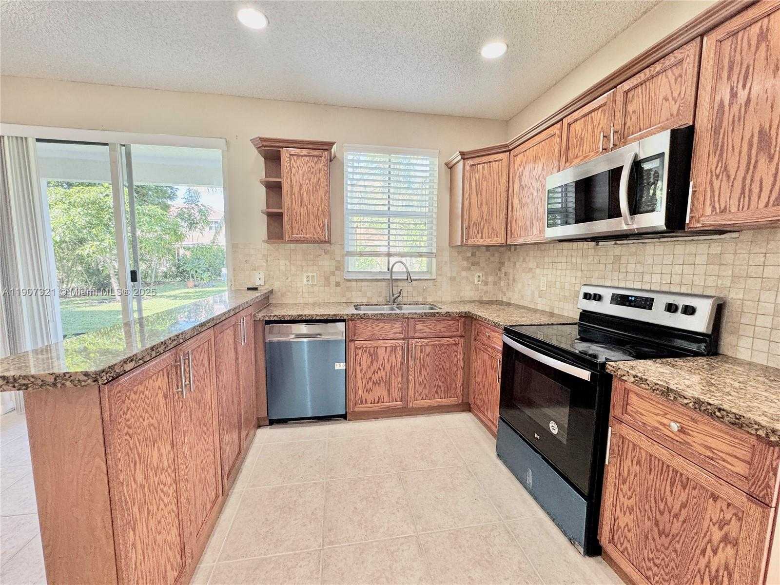 Small Image of 4383 LAUREL RIDGE CIR, Weston Number 5