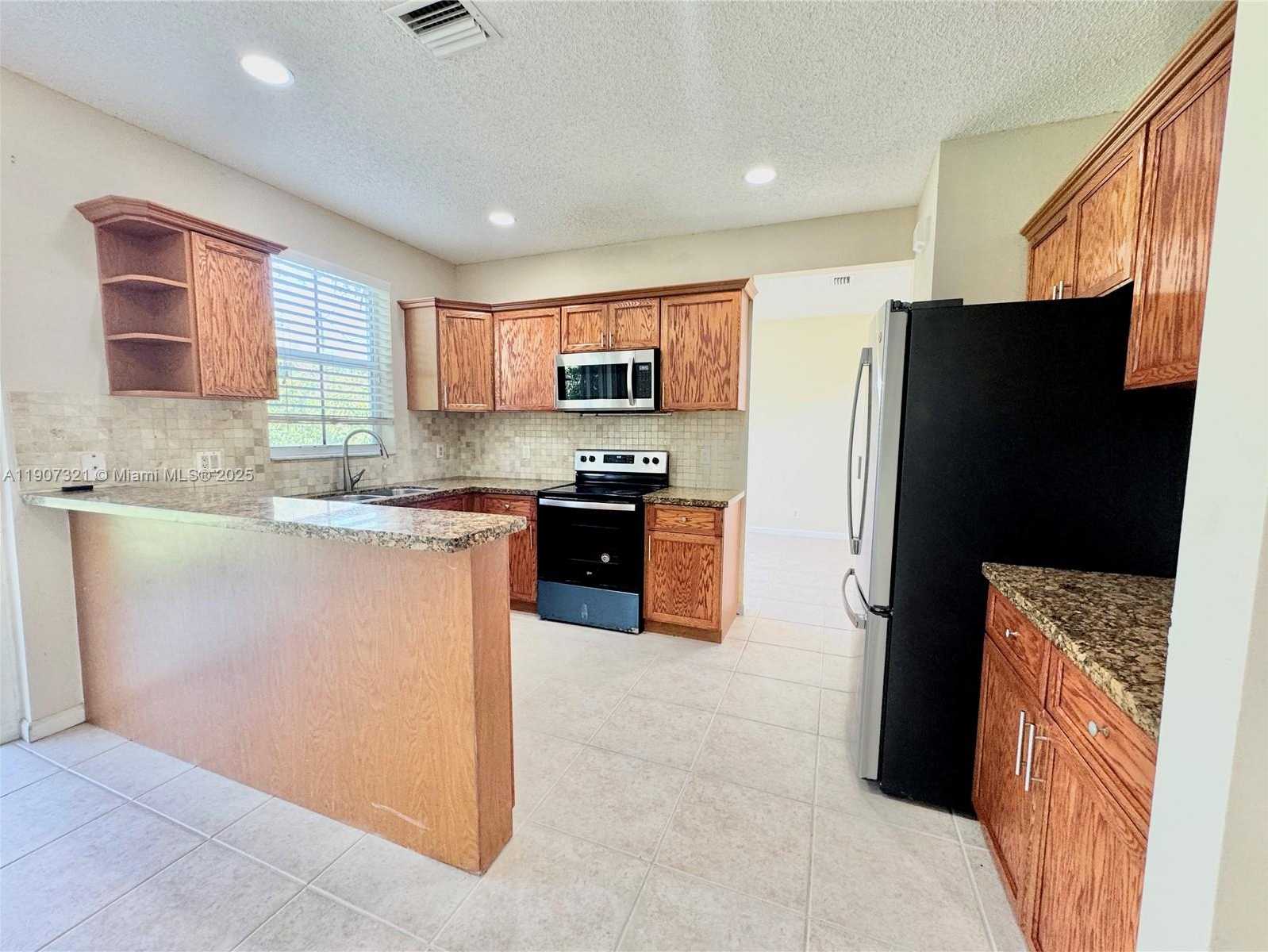 Small Image of 4383 LAUREL RIDGE CIR, Weston Number 6
