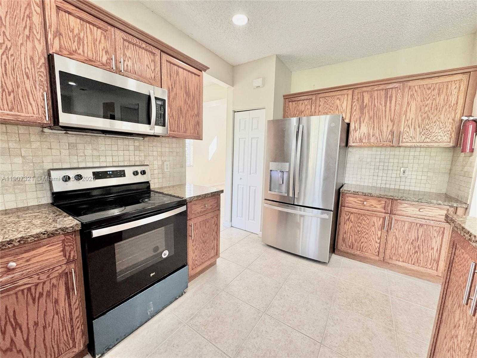 Small Image of 4383 LAUREL RIDGE CIR, Weston Number 7
