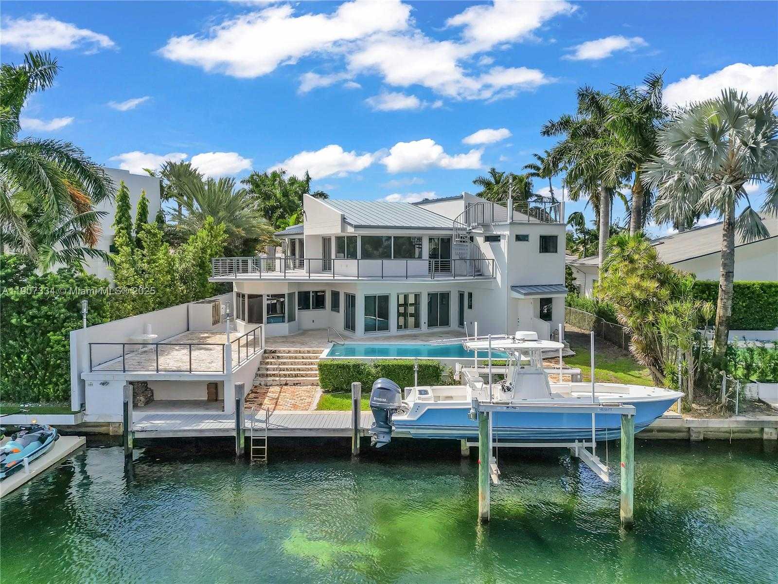 Small Image of 2089 NORTH EAST 121ST RD, North Miami Number 10