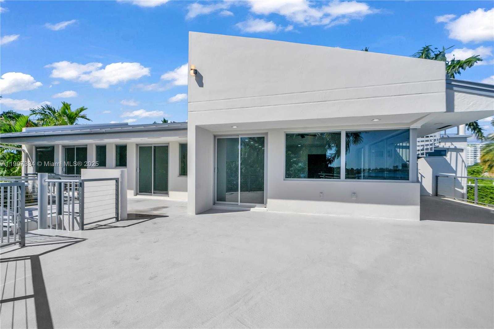 Small Image of 2089 NORTH EAST 121ST RD, North Miami Number 16