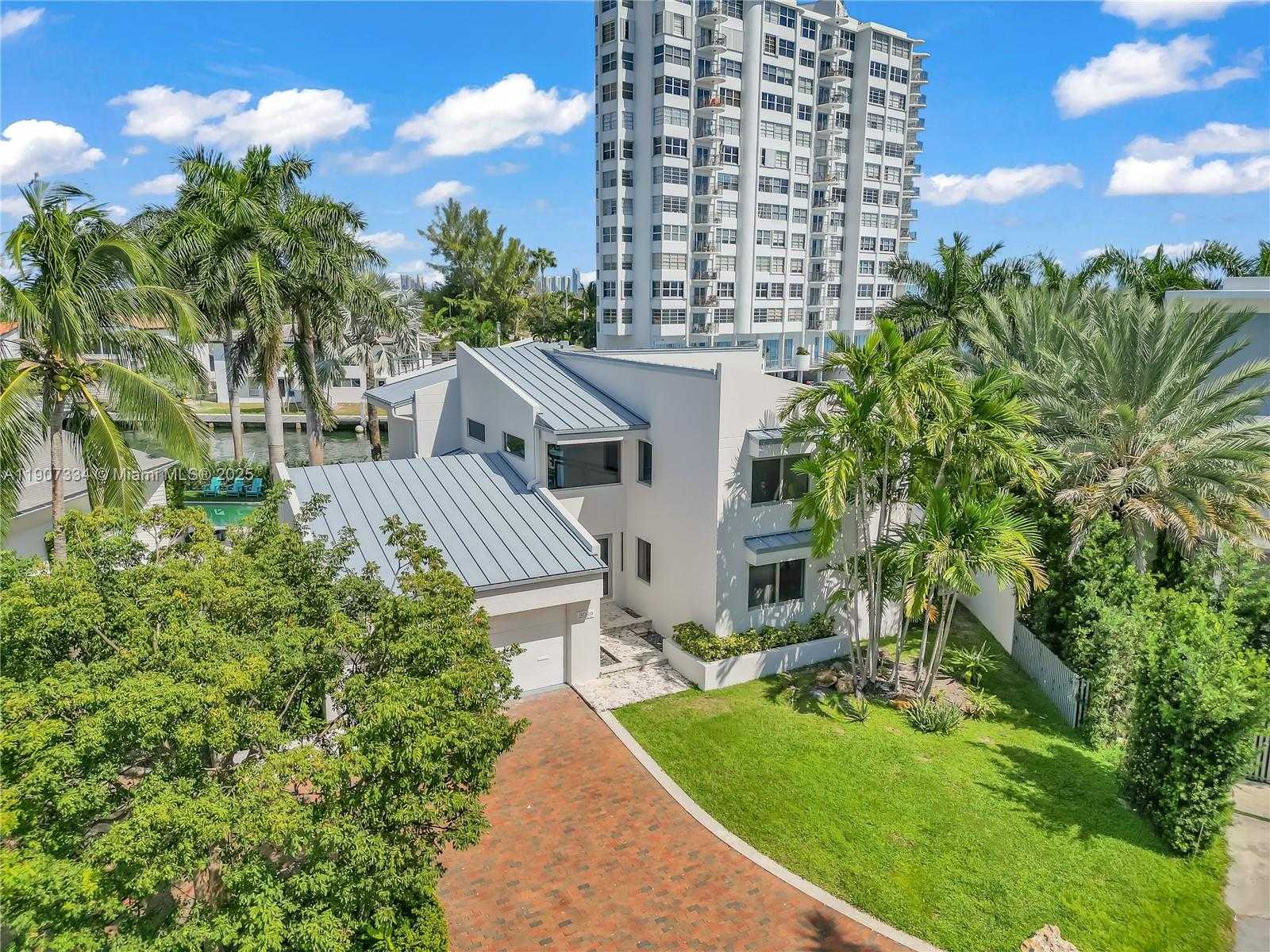 Small Image of 2089 NORTH EAST 121ST RD, North Miami Number 3