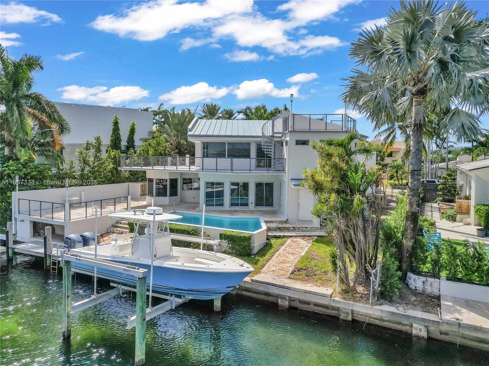 Small Image of 2089 NORTH EAST 121ST RD, North Miami Number 9